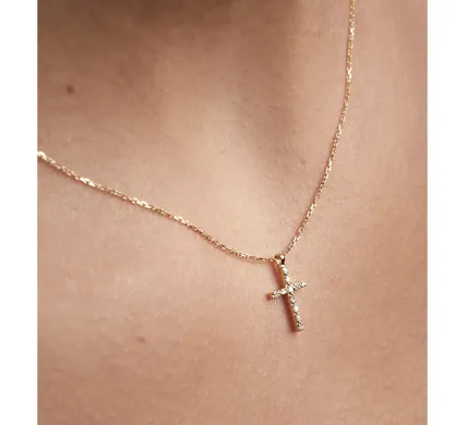 Colgante cruz Le Carré oro 18K con diamantes modelo Faith GD039OA00