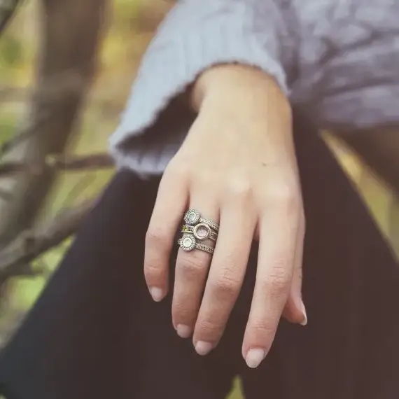 Anillo Sunfield Gorbeia de plata con cuarzo rosa, oro amarillo y circonitas